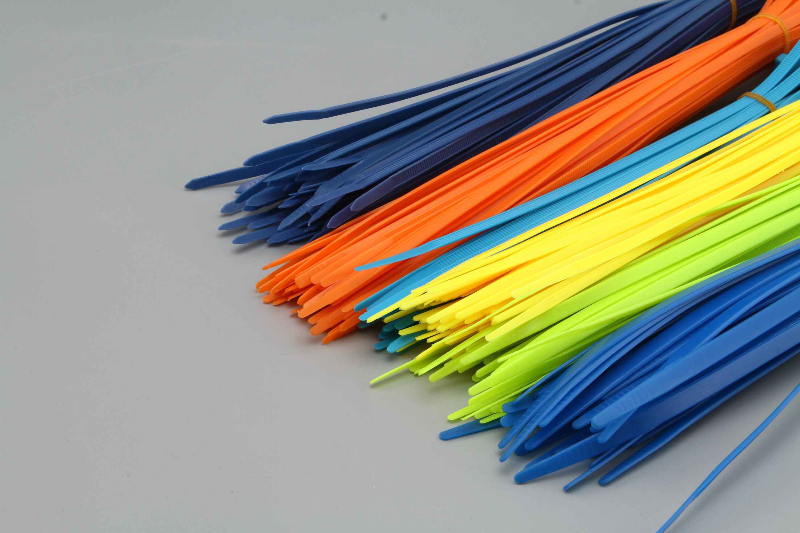 Vliegtuigneuskabelbinding